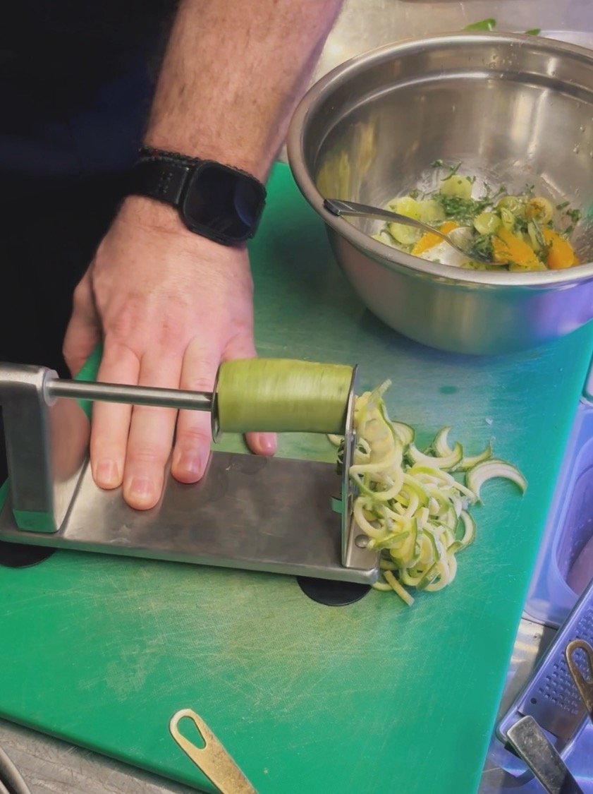 Το κολοκυθάκι κόβεται μπροστά μας με το «μαντολίνο» / Φωτογραφία: Μάνος Λειβαδάρος/iefimerida