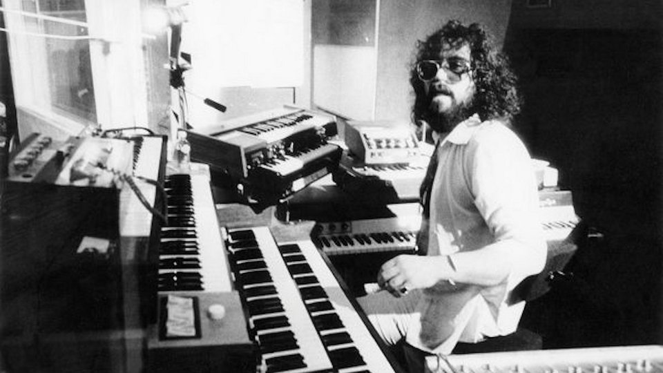 Το βιβλίο «Vangelis: The Unknown Man - Complete» του Mark J.T. Griffin (το οποίο κυκλοφορεί εδώ και μερικές ημέρες στην Ελλάδα μεταφρασμένο από τις εκδόσεις Μπαρμπουνάκη) επιχειρεί να καταγράψει ακριβώς αυτή τη διαδρομή / ΑΡ