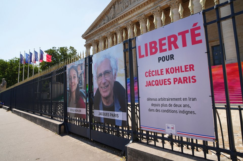 Καμπάνια της Γαλλικής Εθνοσυνέλευσης για την επιστροφή της Σεσίλ Κολέρ και του συντρόφου της Ζακ Παρί από το Ιράν / Εικόνα: AP