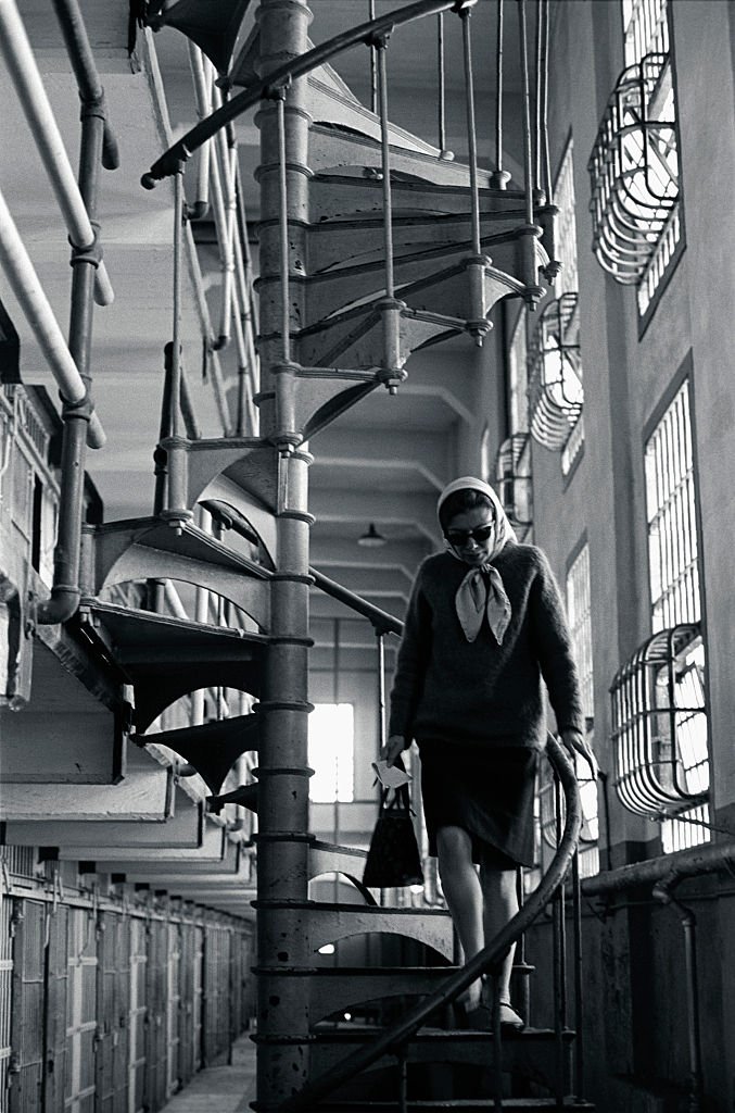 Η Joan Didion φωτογραφημένη στις φυλακές Alcatraz Prison το 1963 / Φωτογραφία: © Ted Streshinsky/CORBIS/Corbis via Getty Images