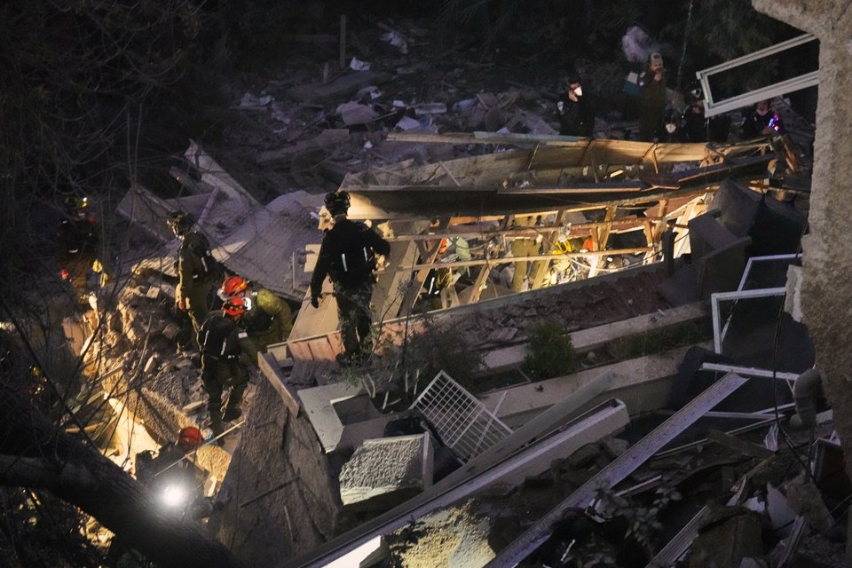 Έρευνες στα συντρίμμια επταώροφου κτιρίου στη Χάιφα του Ισραήλ, μετά από ιρανικό πλήγμα / AP