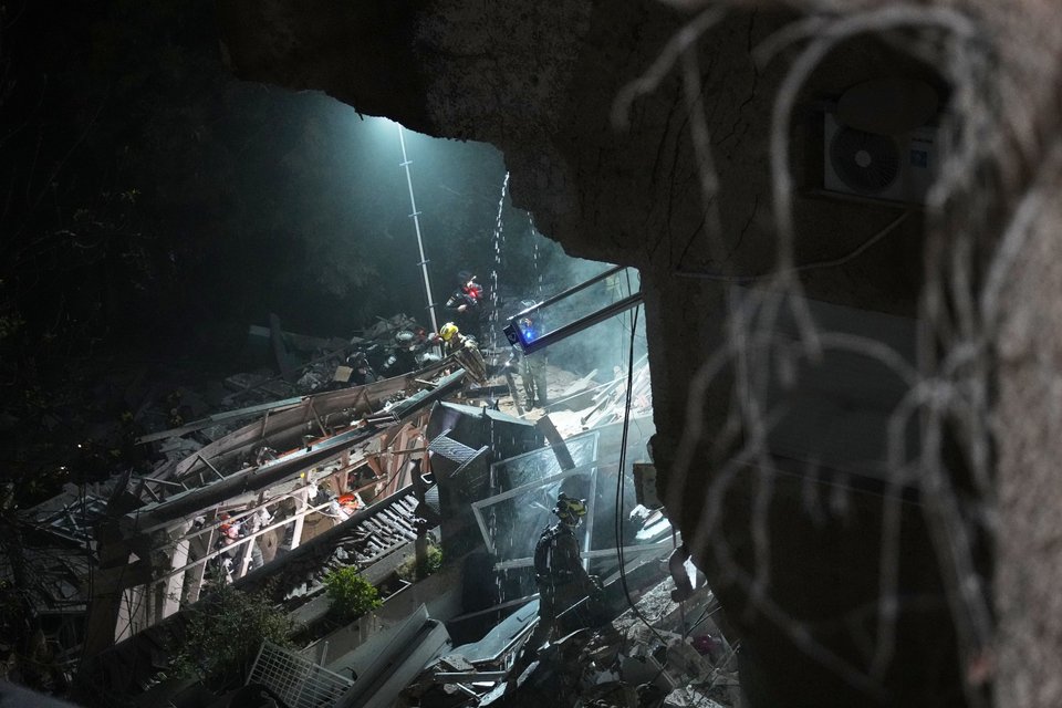 Έρευνες στα συντρίμμια επταώροφου κτιρίου στη Χάιφα του Ισραήλ, μετά από ιρανικό πλήγμα / AP