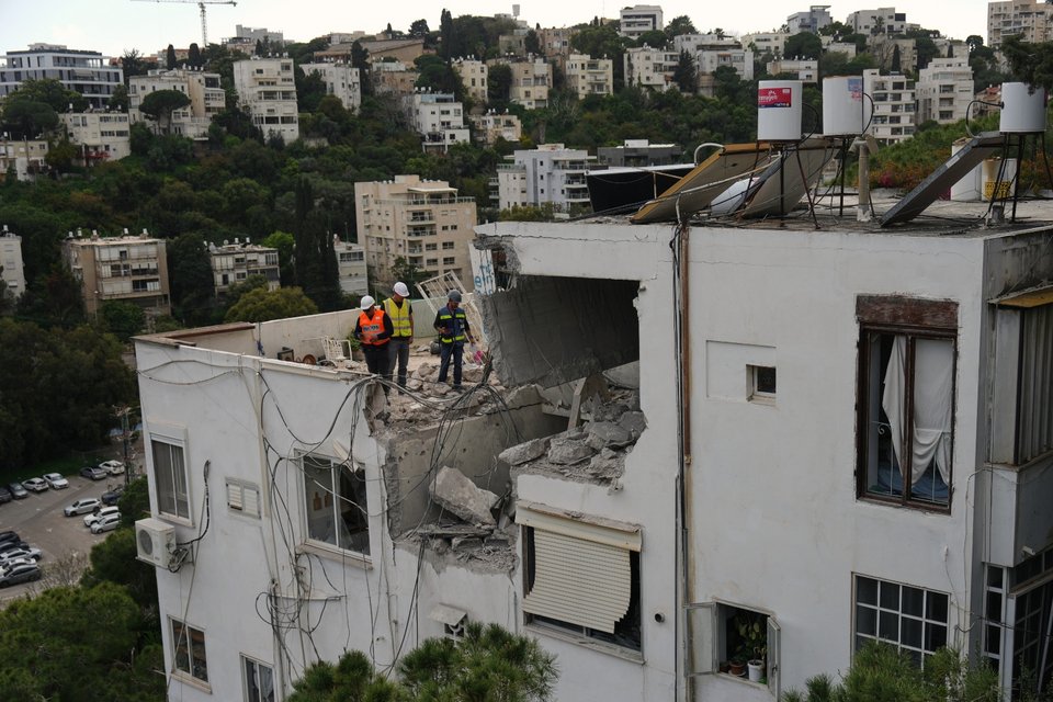 Έρευνες στα συντρίμμια επταώροφου κτιρίου στη Χάιφα του Ισραήλ, μετά από ιρανικό πλήγμα / AP