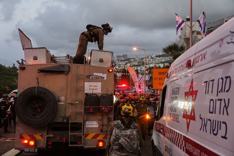 Μεγάλη κινητοποίηση διασωστών στη Χάιφα, στο Ισραήλ, μετά από ιρανικό χτύπημα σε πολυκατοικία / AP