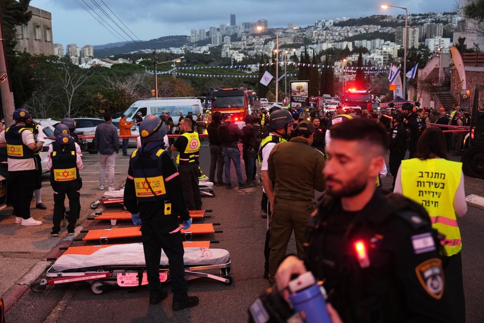 Μεγάλη κινητοποίηση διασωστών στη Χάιφα, στο Ισραήλ, μετά από ιρανικό χτύπημα σε πολυκατοικία 