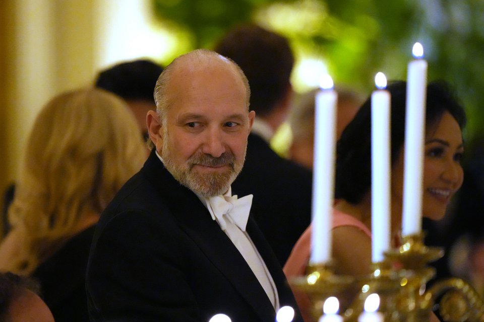 Η Ιβάνκα Τραμπ, κόρη του Προέδρου των ΗΠΑ και ο υπουργός Εμπορίου Χάρι Λούτνικ στο επίσημο δείπνο