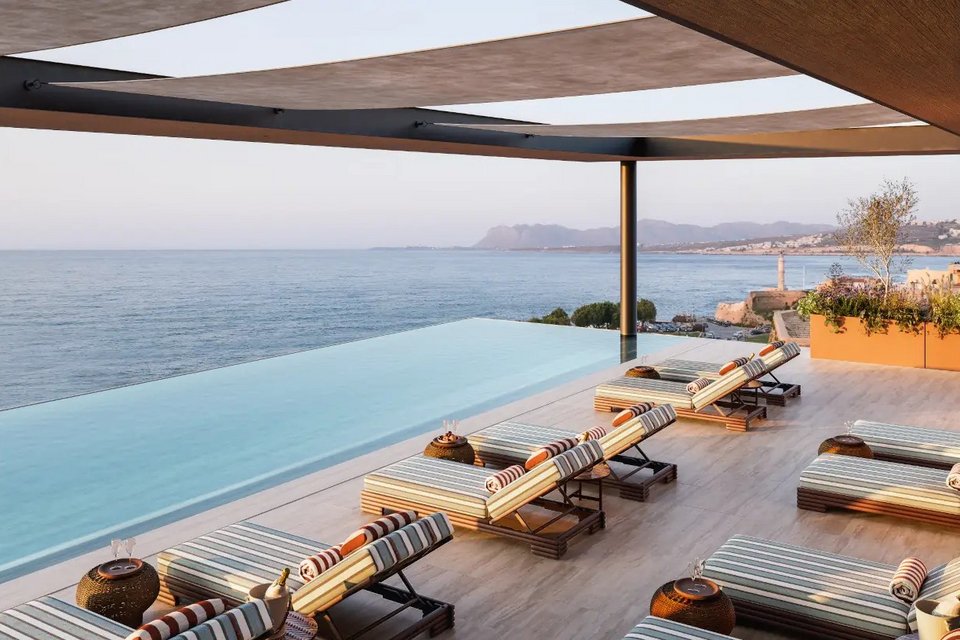 Αποψη από τον εξωτερικό χώρο με πισίνα και απεριόριστη θέα στη θάλασσα  / Φωτογραφία: Hilton Chania Old Town Resort and Spa 