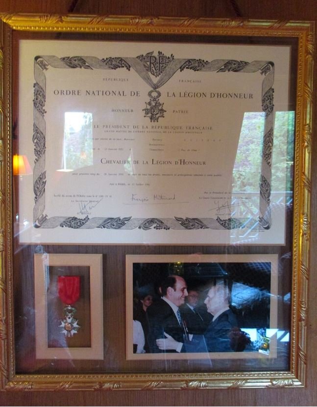 Το 1994 τιμήθηκε με τον τίτλο του Ιππότη του Εθνικού Τάγματος της Λεγεώνας της Τιμής για το έργο του ως «εστιάτορας, 26 χρόνια επαγγελματικής δραστηριότητας και στρατιωτικής θητείας» και παρασημοφορήθηκε το 1995 από τον τότε πρόεδρο της Δημοκρατίας, Φρανσουά Μιτεράν 