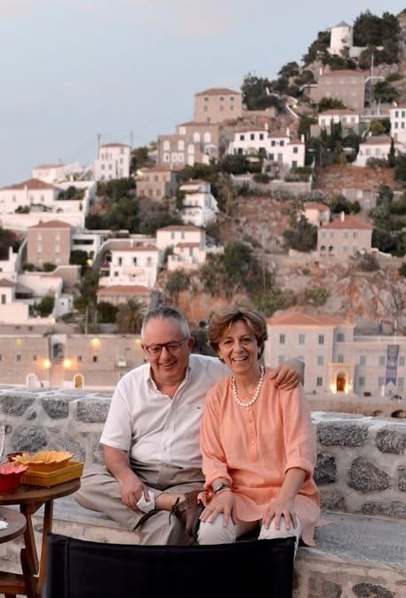 Φωτογραφία FB -«Συμφοιτήτριες και φίλες μια ζωή. Εκείνη, η Γιάννα Αλιβιζάτου ήταν καλύτερος χαρακτήρας από εμένα και πιο δοτική. Έφυγε πρώτη αφήνοντας πίσω ένα μεγάλο κενό στον Νίκο, στα παιδιά και στα εγγόνια της και σε εμάς τους φίλους της», έγραψε η ιστορικός και συγγραφέας Λύδια Τρίχα