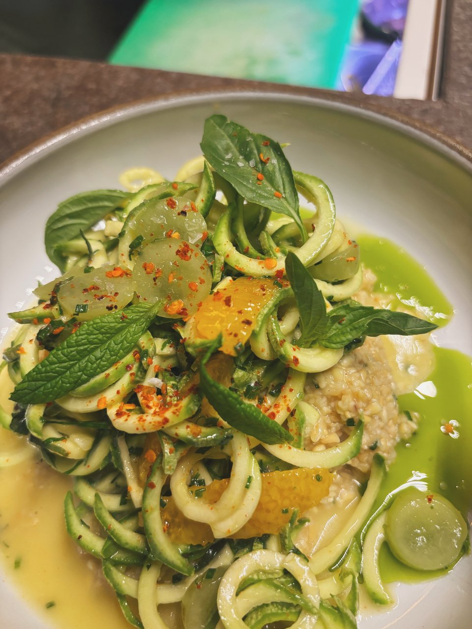 Η νέα σαλάτα με το κολοκύθι, το πορτοκάλι και το σταφύλι είναι μια γευστική έκπληξη στο νέο ανοιξιάτικο μενού του εστιατορίου Thirio / Φωτογραφία: Πάνος Ηλιόπουλος