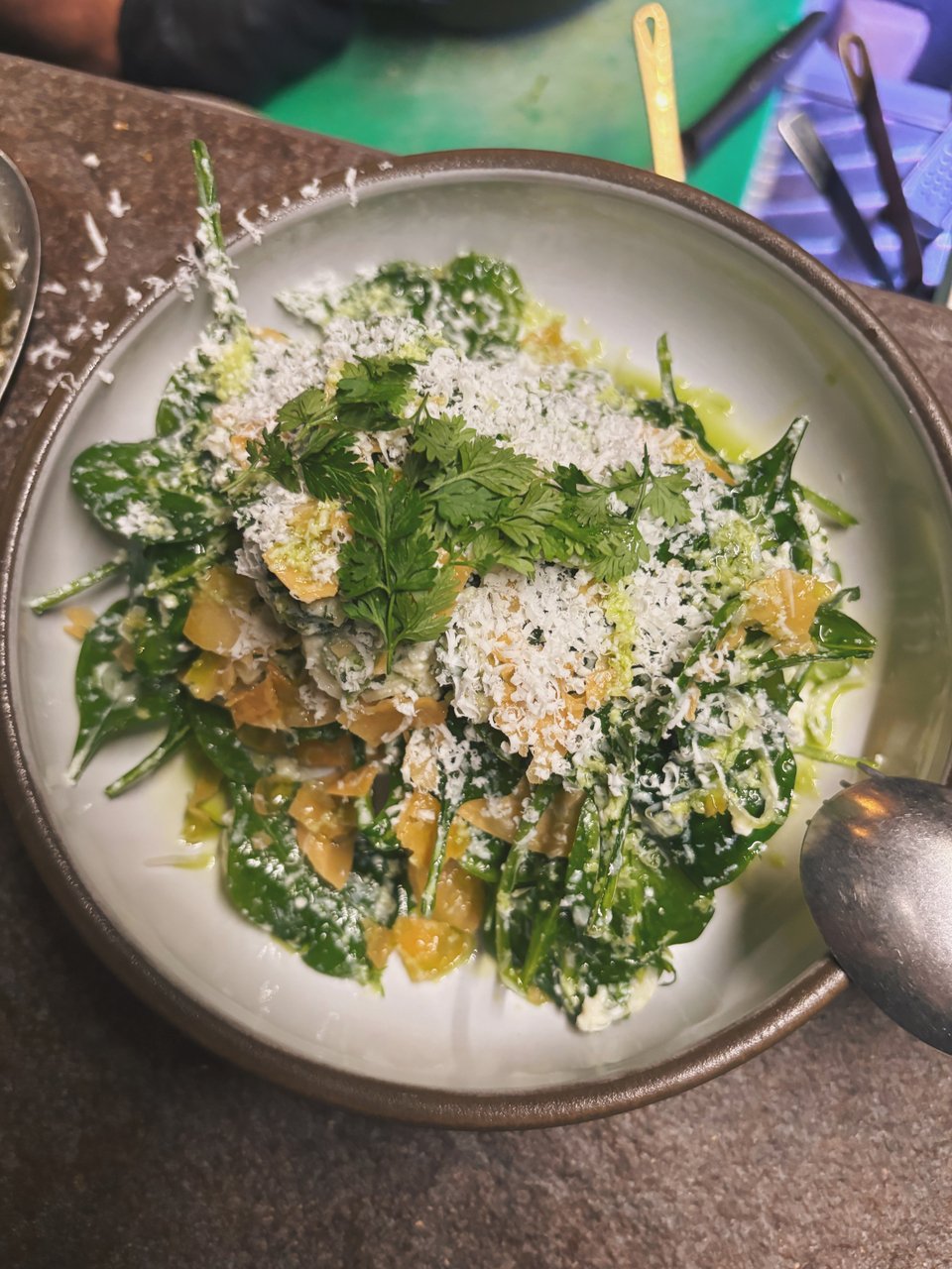 Σαλάτα σπανάκι με τραγανό wonton / Φωτογραφία: Μάνος Λειβαδάρος/iefimerida