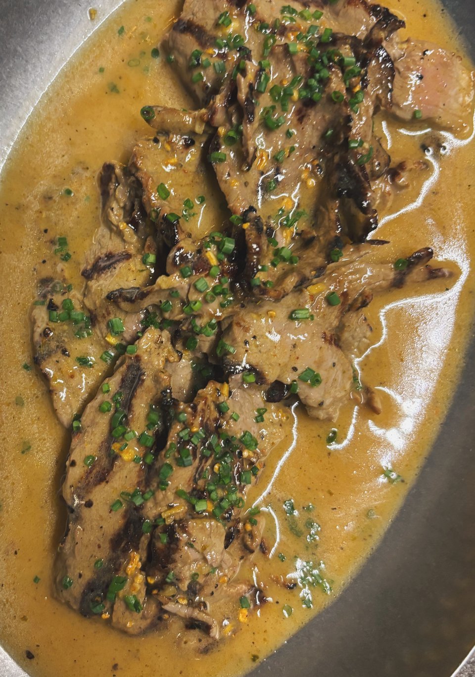 Τα λαχταριστά τρυφερά μοσχαρίσια φιλετάκια με μπαχαρικά και θυμάρι / Φωτογραφία: Μάνος Λειβαδάρος/iefimerida