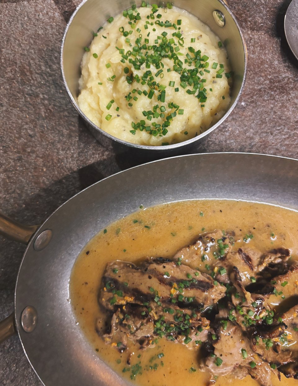 Μοσχαρίσια φιλετάκια με πουρέ / Φωτογραφία: Μάνος Λειβαδάρος/iefimerida