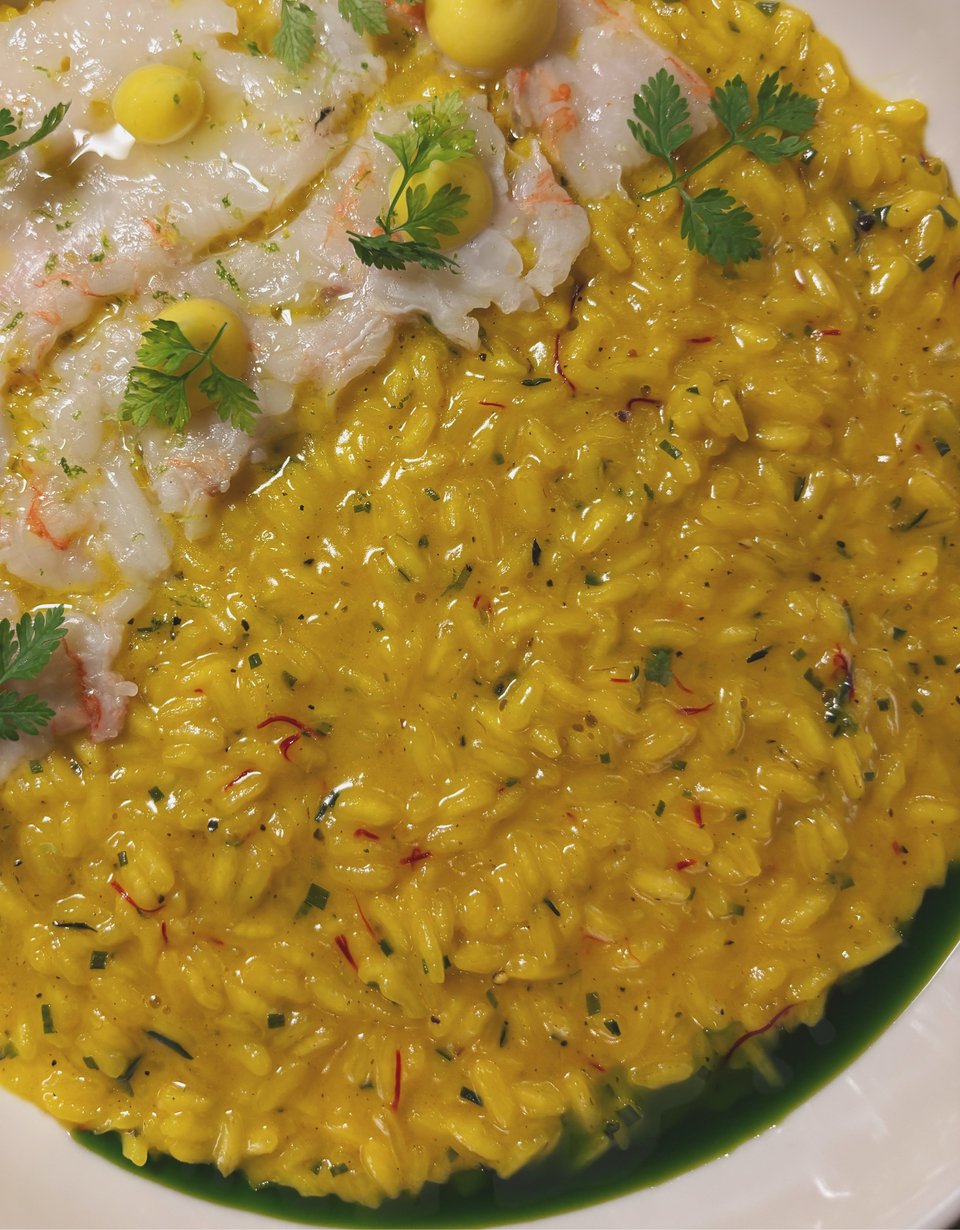Ριζότο αλά μιλανέζε με σαφράν και καρπάτσιο γαρίδας / Φωτογραφία: Μάνος Λειβαδάρος/iefimerida