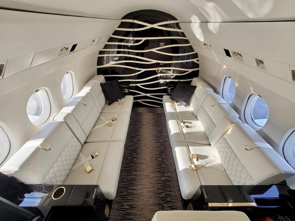 Επιχρυσωμένα τα κουμπώματα στις ζώνες ασφαλείας στην καμπίνα του πολυτελούς τζετ του Καναδού YouTuber