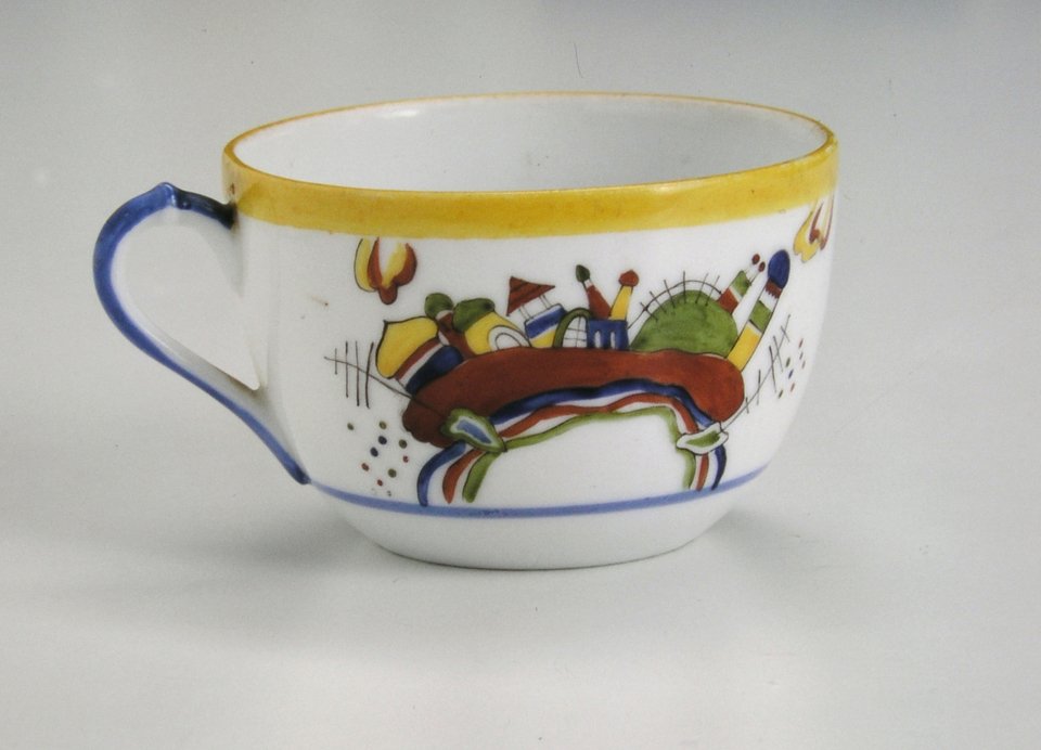 Βασίλι Καντίνσκι  [Мόσχα (Ρωσική Αυτοκρατορία, σημ. Ρωσία) 1866 – Νεϊγί-συρ-Σεν (Γαλλία) 1944] Φλιτζάνι και πιατάκι του καφέ. Κρατικό Εργοστάσιο Πορσελάνης του Πέτρογκραντ, 1923 Ζωγραφισμένη πορσελάνη, φλιτζάνι: ύψος = 5,8 εκ., διάμετρος = 7,2 εκ., πιατάκι: διάμετρος = 14 εκ. MOMUS-Μουσείο Μοντέρνας Τέχνης-Συλλογή Κωστάκη