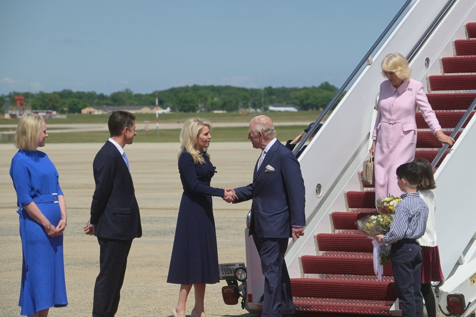 Η επικεφαλής πρωτοκόλλου του Λευκού Οίκου, Μόνικα Κρόουλι, υποδέχεται τον βασιλιά Κάρολο / AP