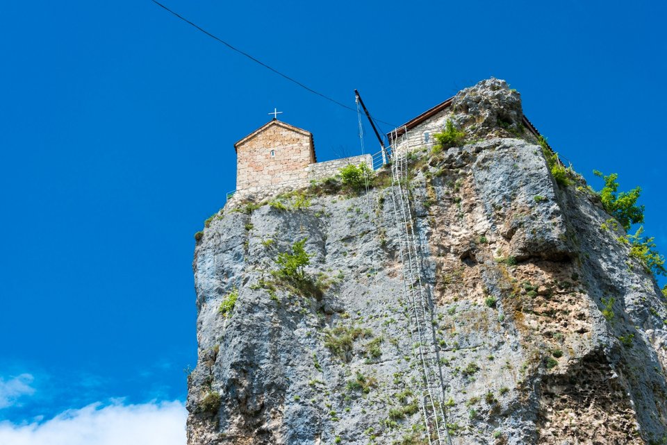Μια σιδερένια σκάλα βιδωμένη στον βράχο είναι ο μόνος τρόπος να ανέβει κανείς στο ναό, πάνω στην «Στήλη Κάτσχι» / Shutterstock