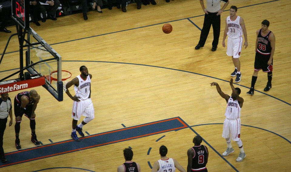 Σύμφωνα με νεότερα ευρήματα της νευροεπιστήμης, η εξήγηση δεν βρίσκεται μόνο στη μηχανική του σώματος, αλλά και στη σταθερότητα της εγκεφαλικής λειτουργίας τη στιγμή της εκτέλεσης / ΝΒΑ