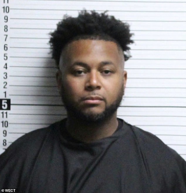 Ο Lee συνελήφθη και κατηγορείτε για παιδική κακοποίηση