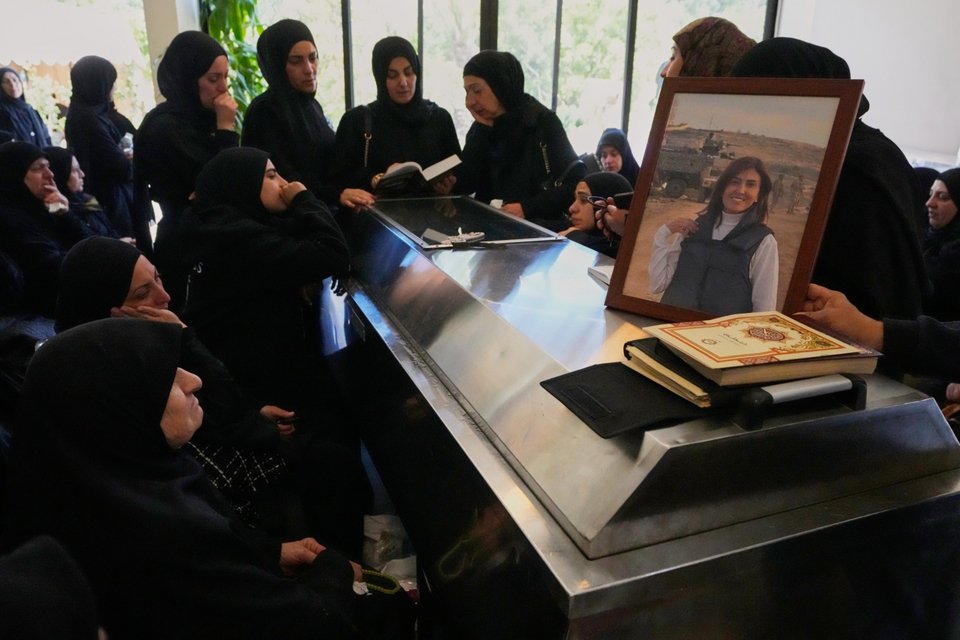 Γυναίκες στον Λίβανο θρηνούν τη δημοσιογράφο Αμάλ Χαλίλ / AP