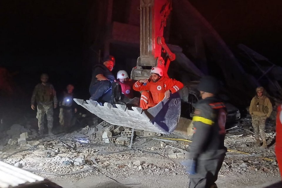 Λιβανέζοι διασώστες επιχειρούν στο σημείο όπου σκοτώθηκε η δημοσιογράφος Αμάλ Χαλίλ / Lebanese Civil Defense via AP