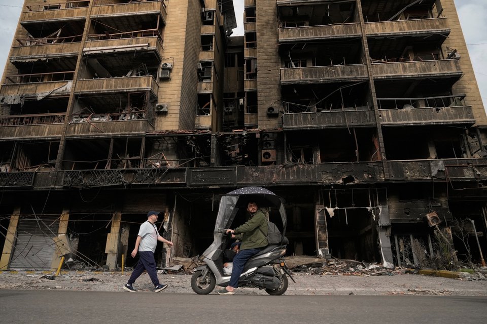 Κατεστραμμένο κτίριο από τα ισραηλινά χτυπήματα στα νότια προάστια της Βηρυτού / AP