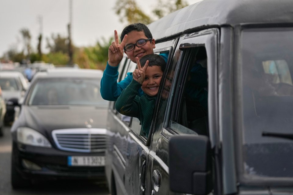 Κάτοικοι του νότιου Λιβάνου επιστρέφουν με κάθε μέσο στις εστίες τους μετά την ανακοίνωση της εκεχειρίας / AP 