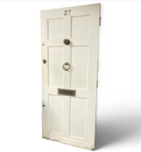   Η ξύλινη πόρτα, που φέρει τον αριθμό 27, πωλείται στην τιμή των 3.000 έως και 5.000 αγγλικών λιρών / Φωτογραφία: ﻿Omega Auctions/BNPS