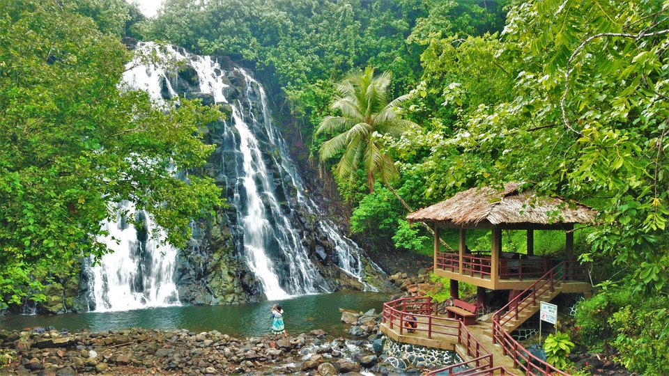 Μαγευτική θέα στον καταρράκτη Kepirohi στο Πονπέι, Μικρονησία