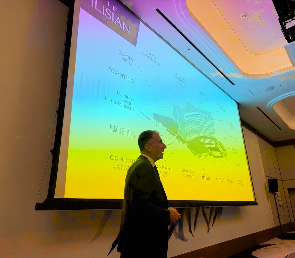 O Νάσσος Παπάζογλου, γενικός διευθυντής του νέου ξενοδοχείου, παρουσιάζει την εμπορική ζώνη και τις υπηρεσίες του πρώτου urban resort στην Αθήνα, Conrad Athens The Ilissian / Φωτογραφία: Λητώ Μησιακούλη