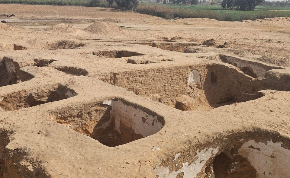 Κατά τη διάρκεια ανασκαφών στην περιοχή Al-Ruba’iyat του χώρου Al-Qalaye στο Hosh Issa, οι αρχαιολόγοι ανακάλυψαν αυτό που τώρα θεωρείται ένα από τα αρχαιότερα μοναστήρια της Αιγύπτου, που χρονολογείται στον 5ο αιώνα / ΙΝSTAGRAM