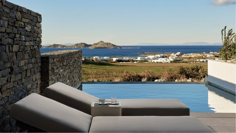 Παριανό τοπίο και ιδιωτική πισίνα /  Φωτογραφία: OROSEA Paros,    Marriott Autograph Collection