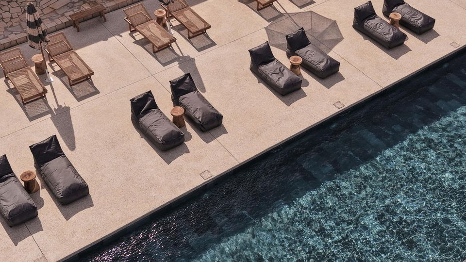 Μαξιλάρες και ξαπλώστρες με ανεμπόδιστη θέα / Φωτογραφία: OVEA Paros, SWOT Hospitality  