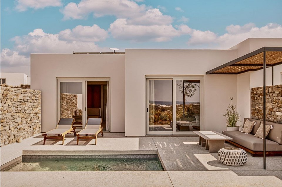 Βίλες που προσφέρονται ως μικρά ησυχαστήρια με ιδιωτικές πισίνες / Φωτογραφία: OVEA Paros, SWOT Hospitality 