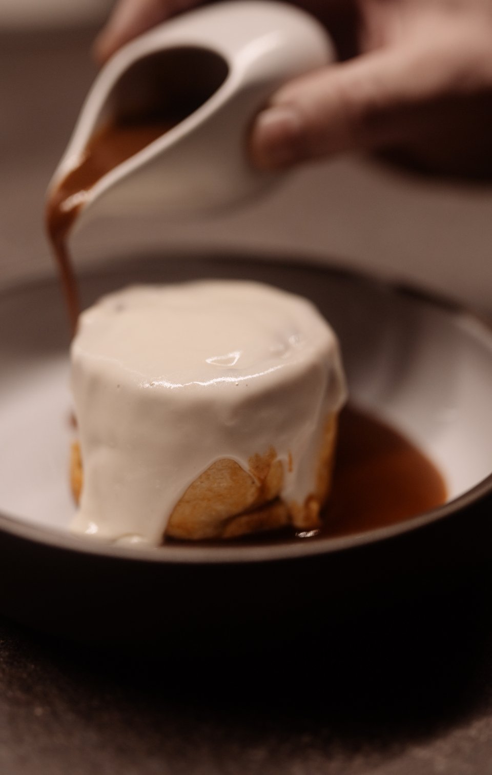 Το sigmature πιάτο στο Thirio είναι το πρωτότυπο cinnamon roll με κόκορα και παστιτσάδα / Φωτογραφία: Πάνος Ηλιόπουλος