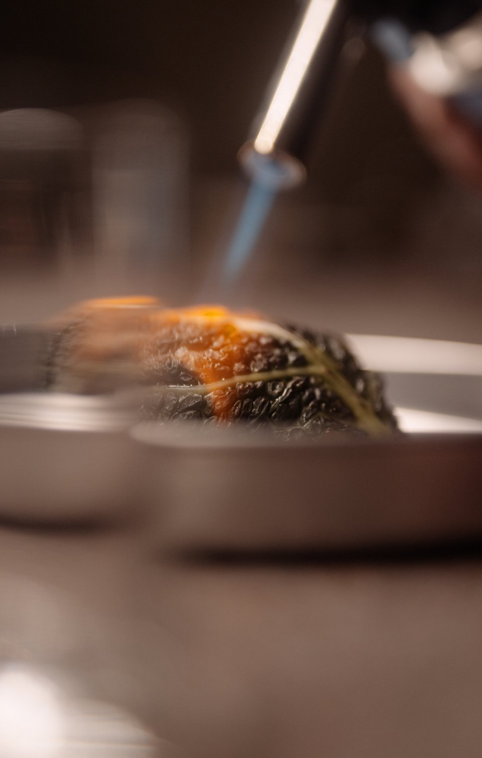 Ο περίφημος ντολμάς που καίγεται με το φλόγιστρο, μια εικόνα από το Thirio που έχει γίνει viral φέτος στα social media / Φωτογραφία: Πάνος Ηλιόπουλος