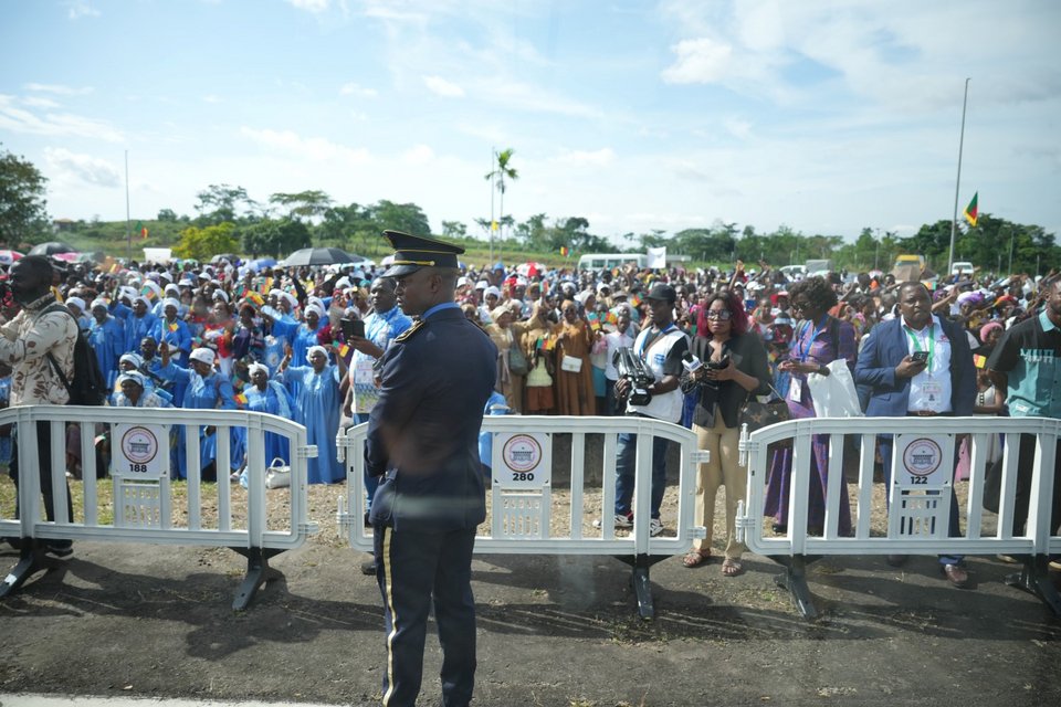 Καμερουνέζοι συγκεντρώνονται για να υποδεχθούν τον ποντίφικα / Φωτογραφία: AP  