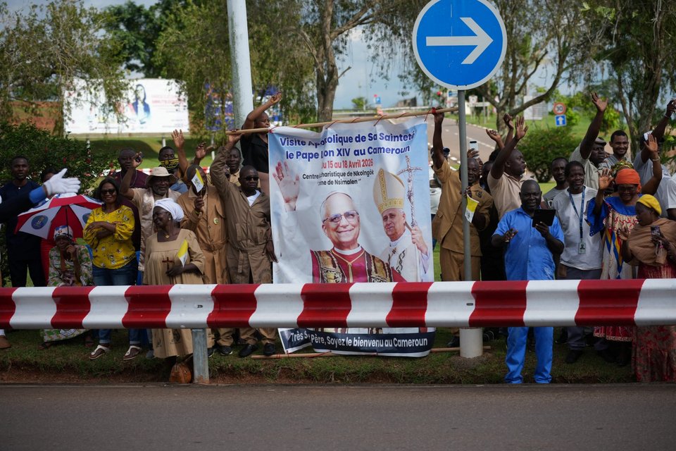Καμερουνέζοι συγκεντρώνονται για να υποδεχθούν τον ποντίφικα / Φωτογραφία: AP 