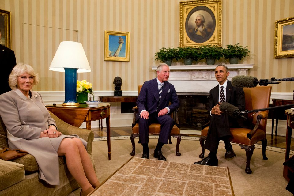 Στιγμιότυπο από τη συνάντηση του τότε προέδρου των ΗΠΑ, Μπαράκ Ομπάμα, με τον πρίγκιπα Κάρολο και τη σύζυγό του, Καμίλα, στο Οβάλ Γραφείο τον Μάρτιο του 2015 / Φωτογραφία αρχείου: AP 