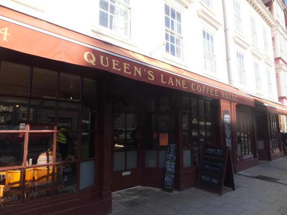 Στην καρδιά της Οξφόρδης, ανάμεσα στα ιστορικά κολέγια και τα στενά δρομάκια μιας πόλης που ταυτίζεται σχεδόν απαρέγκλιτα με την ακαδημαϊκή παράδοση, λειτουργεί εδώ και περισσότερους από 350 χρόνια ένας χώρος που συνδέει το παρελθόν με το παρόν της ευρωπαϊκής καθημερινότητας / ΙNSTAGRAM