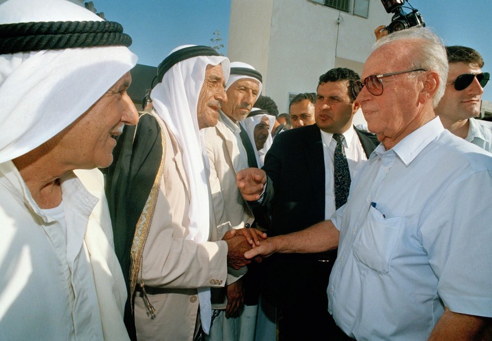 Ο Ισραηλινός πρωθυπουργός Γιτζάκ Ράμπιν με Παλαιστίνιους αξιωματούχους. Ο Ράμπιν είπε για πρώτη φορά πως θα μπορούσε να επιτευχθεί μια ειρηνευτική συμφωνία με τον Λίβανο σε διάστημα μηνών (1993) / Φωτογραφία: AP / Αρχείο  