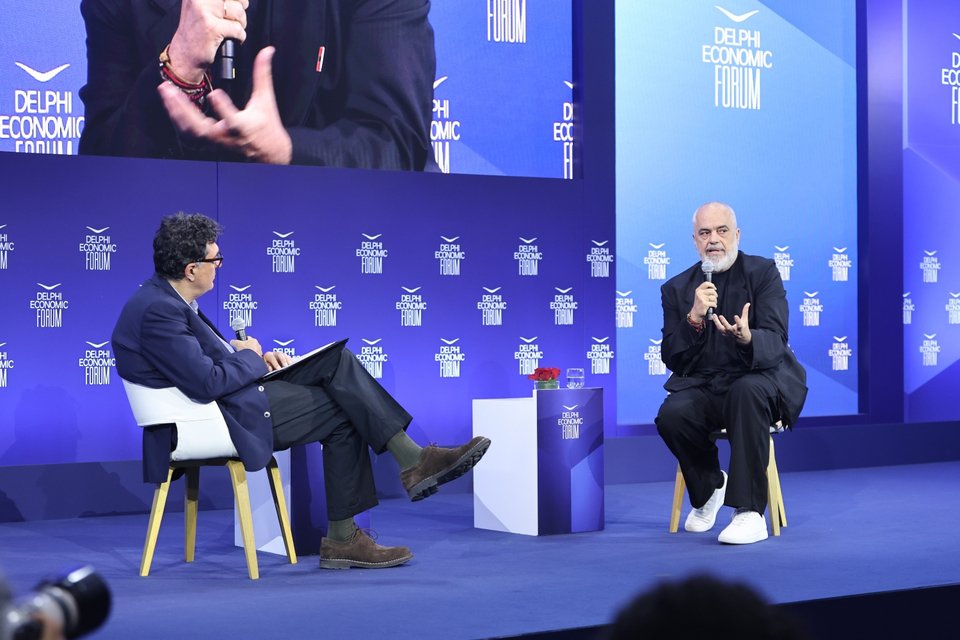 Ο πρωθυπουργός της Αλβανίας, Έντι Ράμα, συζήτησε με τον Αλέξη Παπαχελά στο Οικονομικό Φόρουμ των Δελφών / Eurokinissi