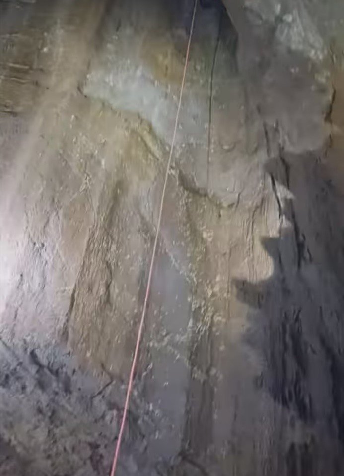 πηλαιοβάραθρο με 21 μέτρα ύψος