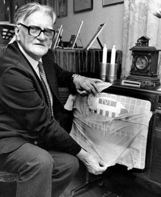 Το 1962, στη Σουηδία, ανακοινώθηκε ότι η τότε ασπρόμαυρη τηλεόραση μπορούσε αίφνης να μετατραπεί σε... έγχρωμη με την τοποθέτηση ενός πανιού μπροστά στην οθόνη / WIKIPEDIA