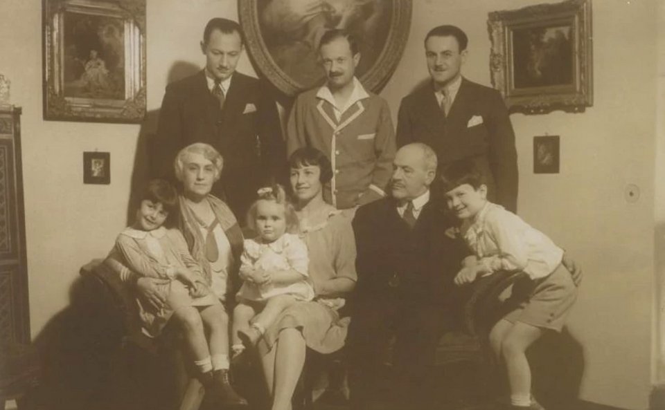 Πριν από την εισβολή των ναζιστικών δυνάμεων στην Ουγγαρία, η οικογένεια Herzog διέθετε μία από τις μεγαλύτερες ιδιωτικές συλλογές τέχνης στην Ευρώπη, με περισσότερα από 40 έργα, μεταξύ των οποίων πίνακες του Γκουστάβ Κουρμπέ και θρησκευτικές απεικονίσεις υψηλής καλλιτεχνικής αξίας / ΙΝSTAGRAM