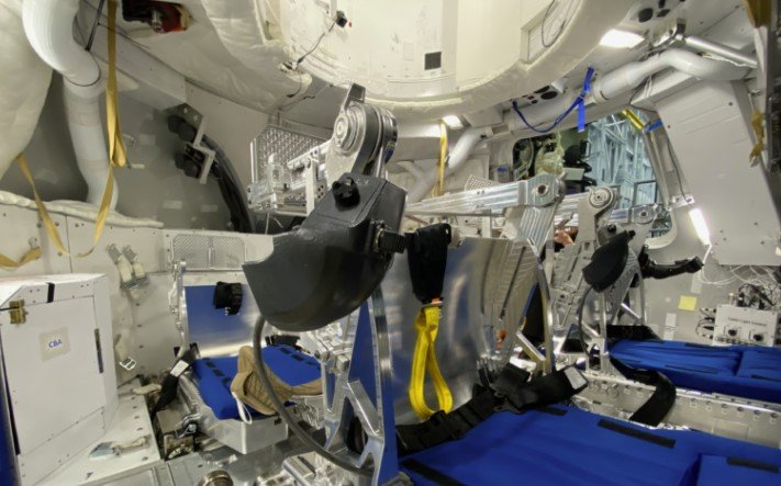 Η καμπίνα διαθέτει περίπου 9,3 κυβικά μέτρα κατοικήσιμου όγκου, μέγεθος που αντιστοιχεί περίπου σε δύο μικρά οικογενειακά αυτοκίνητα / NASA