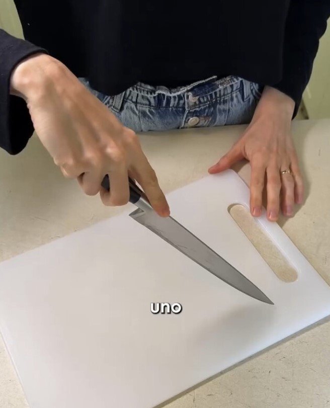 Αν και οι πλαστικές επιφάνειες κοπής φαίνονται πρακτικές και οικονομικές, η συνεχής χρήση τους μπορεί να γεμίσει τα τρόφιμά μας με μικροπλαστικά / ΤΙΚΤΟΚ