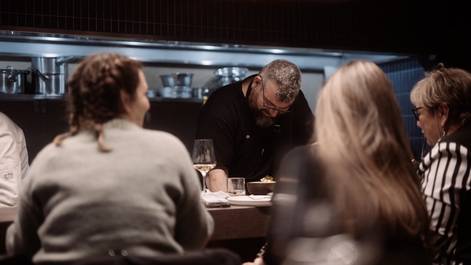 Ο chef patron Θωμάς Μάτσας στην ανοιχτή κουζίνα του Thirio / Φωτογραφία: Πάνος Ηλιόπουλος