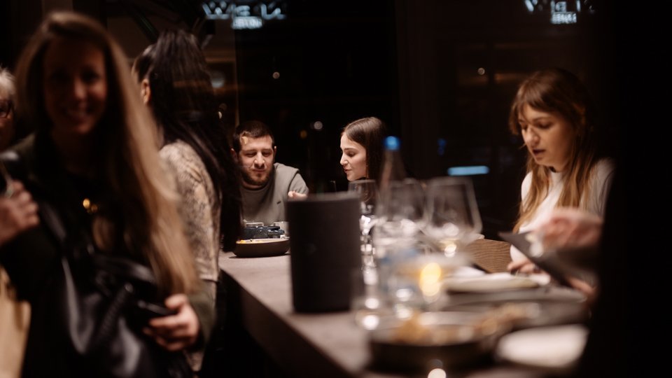 Στο δημοφιλές Thirio συναντιούνται άνθρωποι κάθε ηλικίας που αγαπούν το καλό φαγητό / Φωτογραφία: Πάνος Ηλιόπουλος